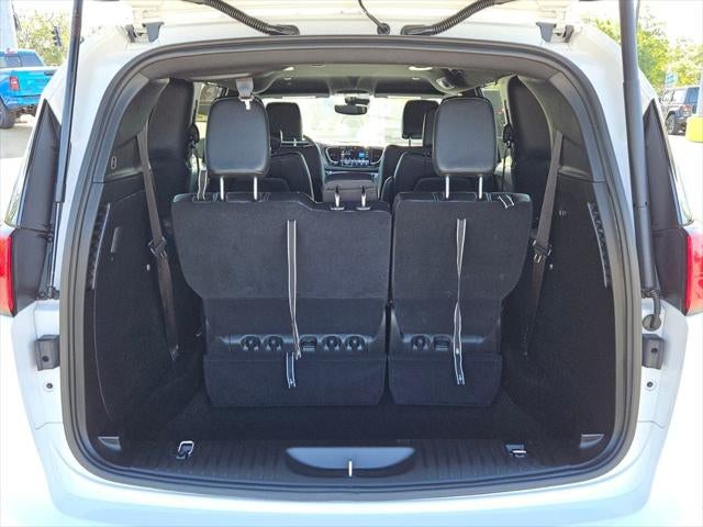 2025 Chrysler Voyager LX