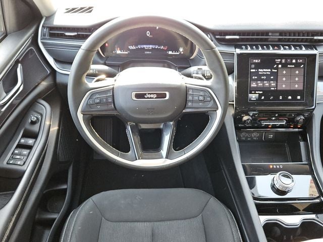 2023 Jeep Grand Cherokee Laredo 4x2