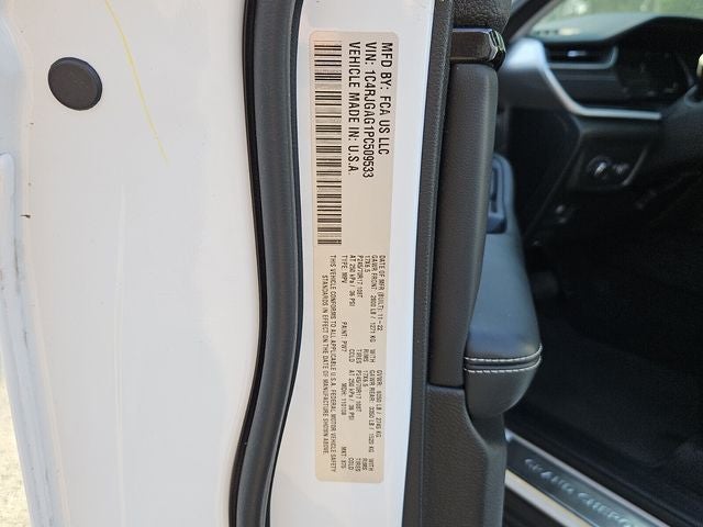 2023 Jeep Grand Cherokee Laredo 4x2