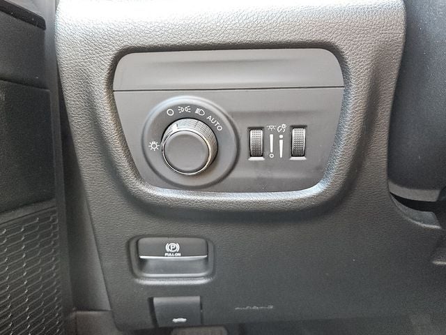 2023 Jeep Grand Cherokee Laredo 4x2