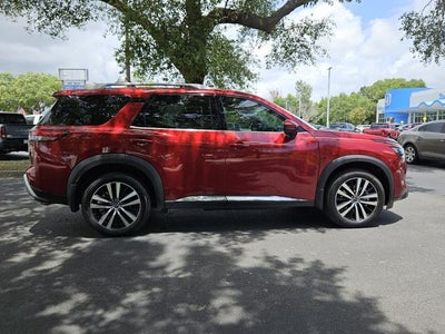 2025 Nissan Pathfinder Platinum