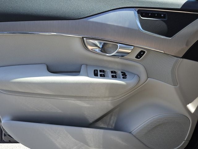 2022 Volvo XC90 T5 Momentum